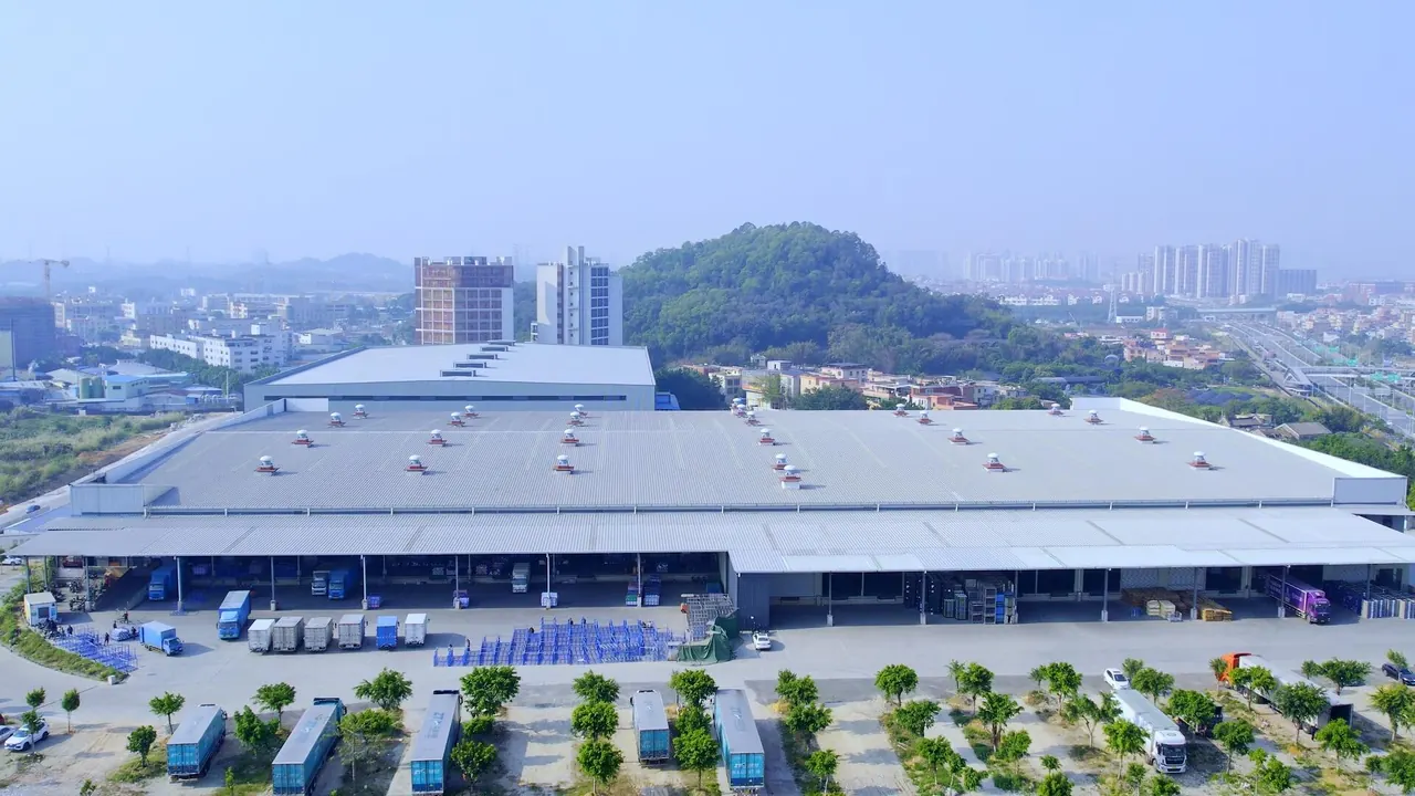 China warehouse cargo handling scene